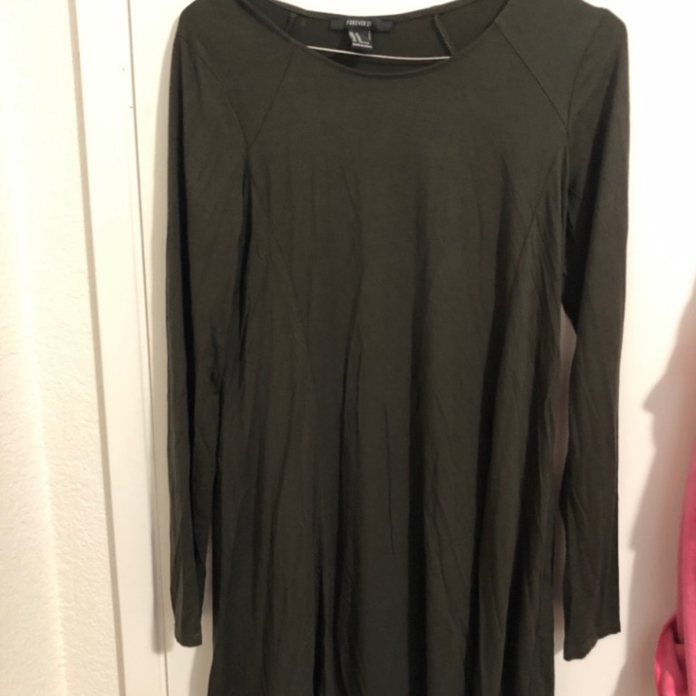 Tops and dresses. - Picture 6 of 6